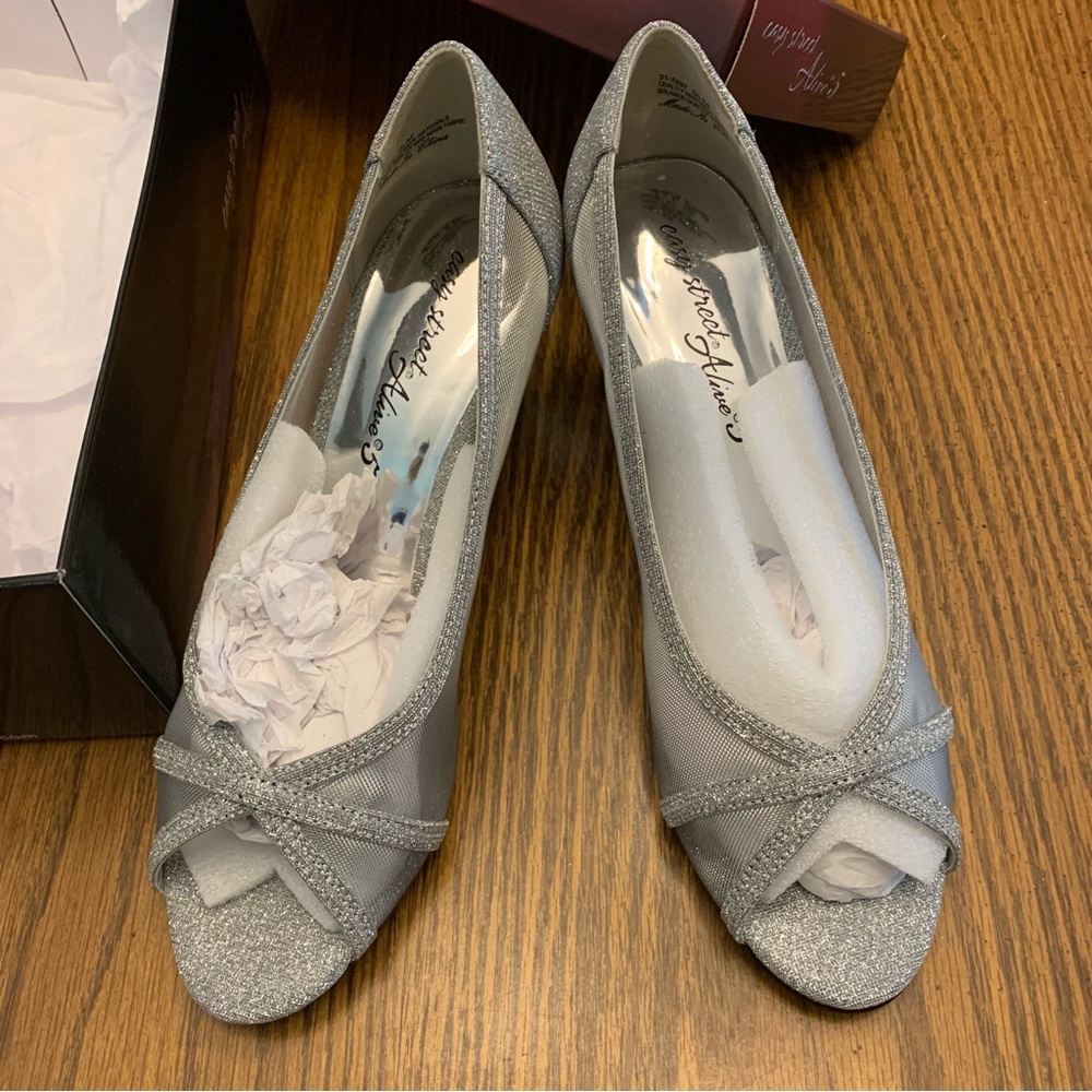 Easy Street Alive5 Picaboo NWT Silver Glitter Mesh Evening Pumps  Size 9 1/2